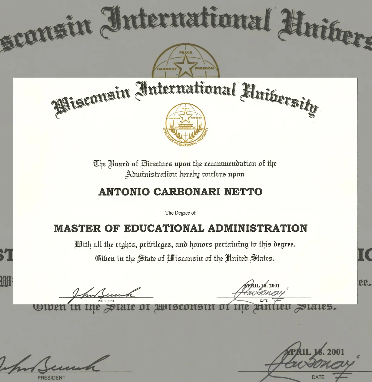 Diploma de Mestrado em Administração Educacional da Wisconsin International University, 2001.